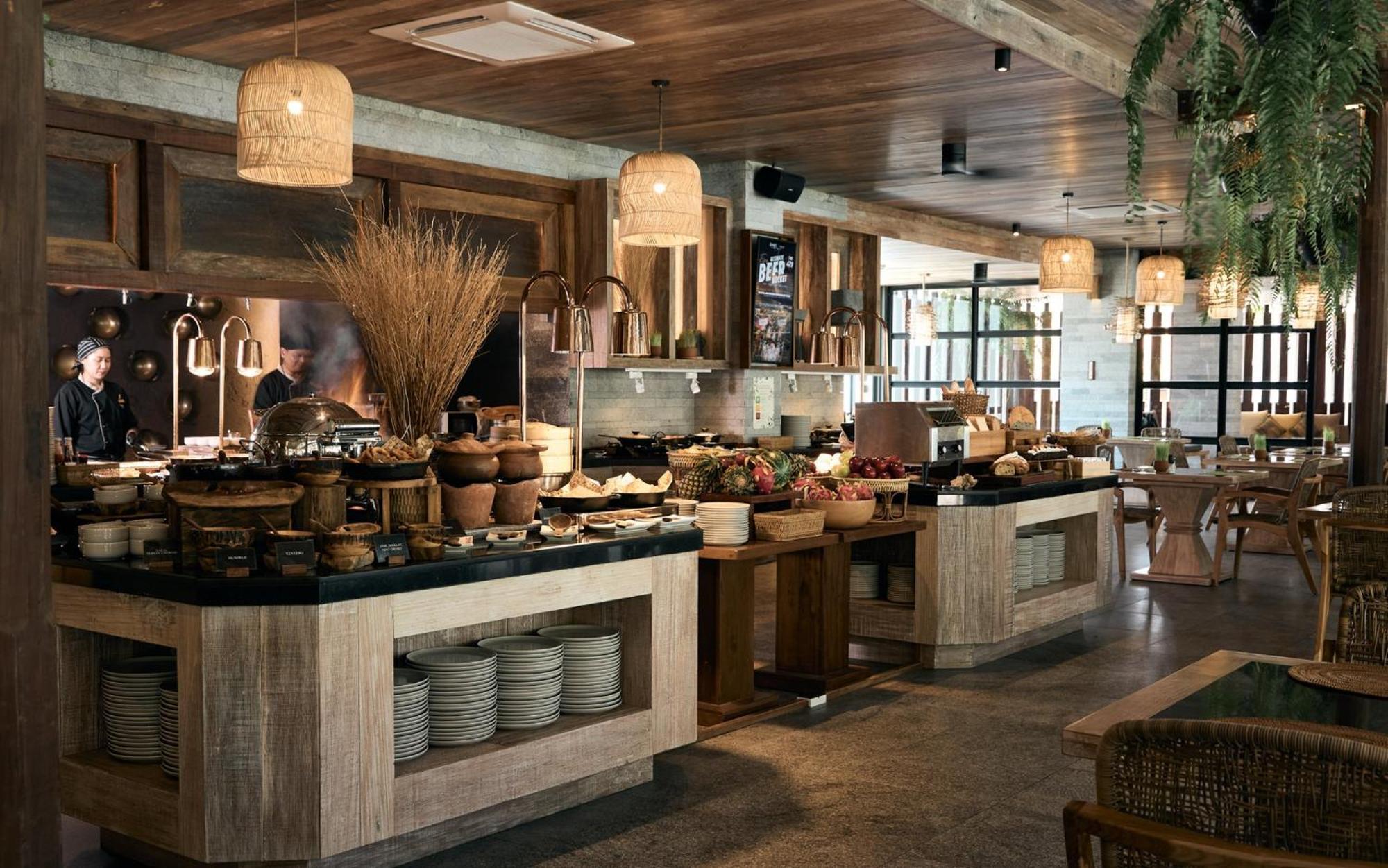 Dinso Resort & Villas Phuket, Vignette Collection By Ihg Patong Exterior foto The buffet at the restaurant