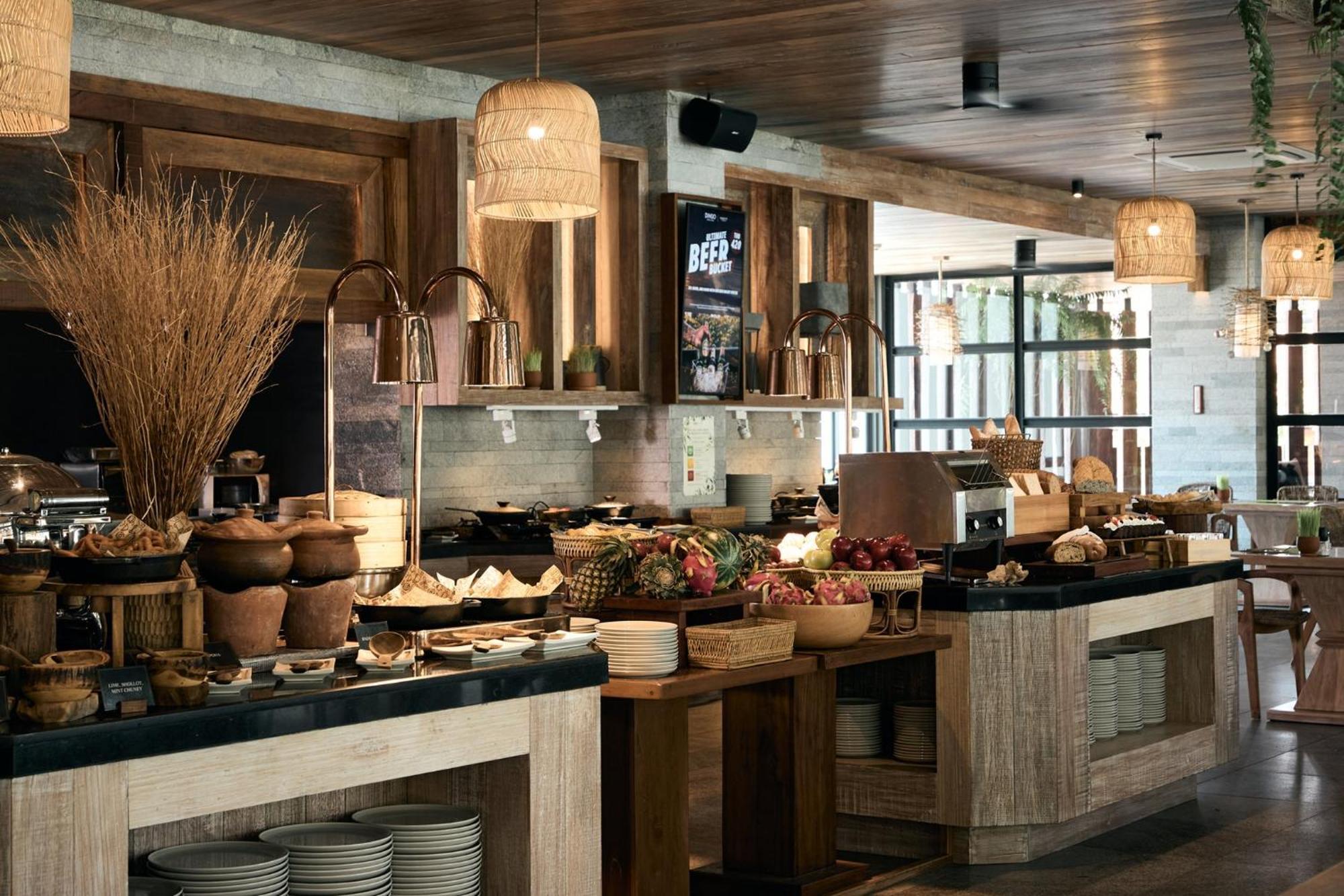Dinso Resort & Villas Phuket, Vignette Collection By Ihg Patong Exterior foto The buffet at the restaurant