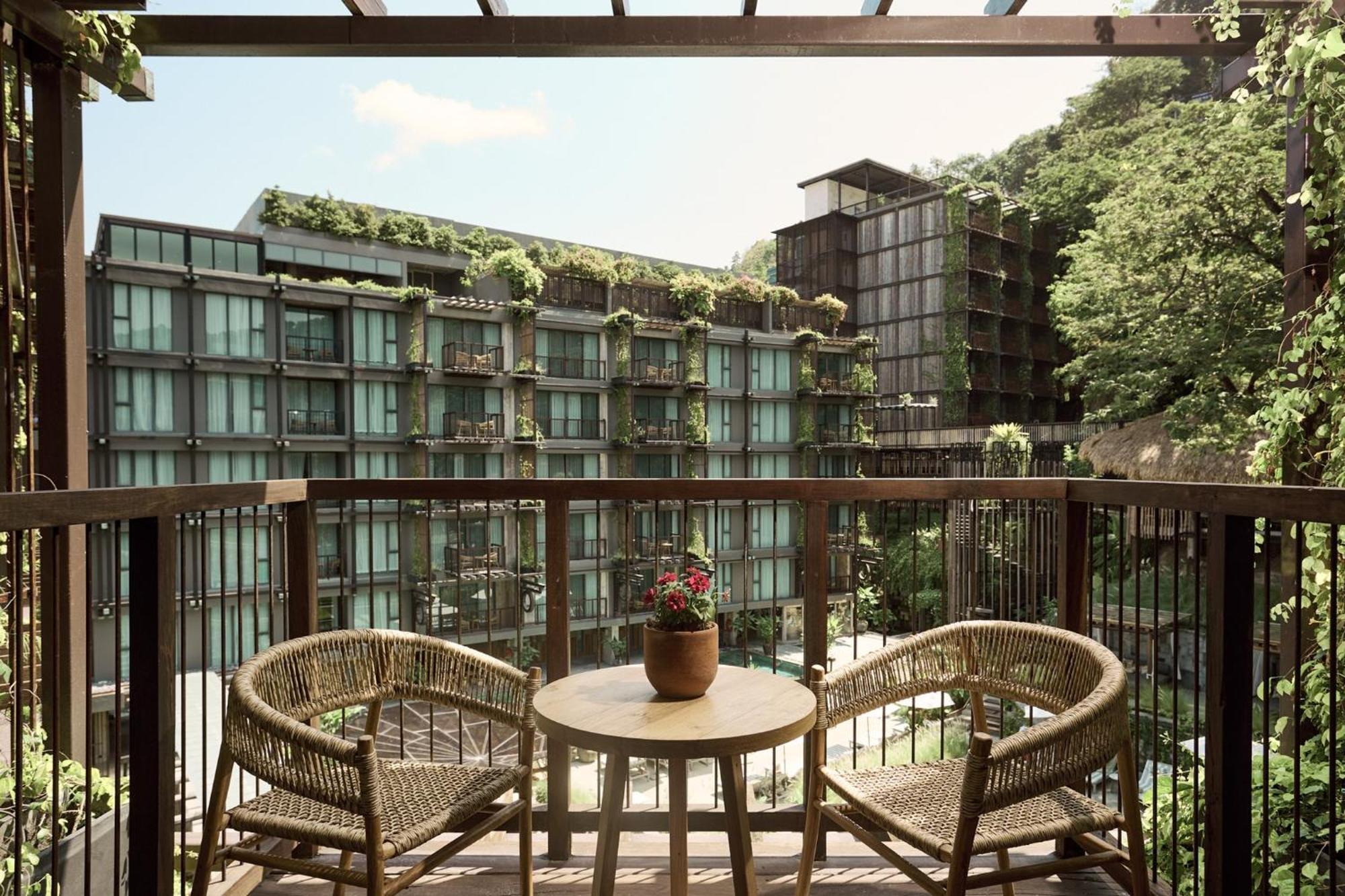 Dinso Resort & Villas Phuket, Vignette Collection By Ihg Patong Exterior foto The hotel's courtyard