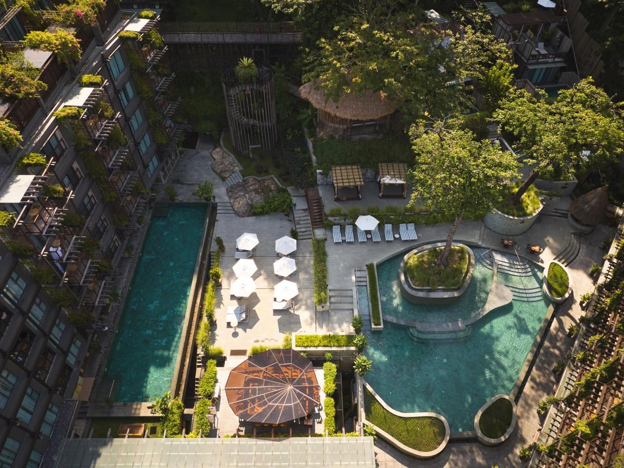Dinso Resort & Villas Phuket, Vignette Collection By Ihg Patong Exterior foto The swimming pool at the hotel