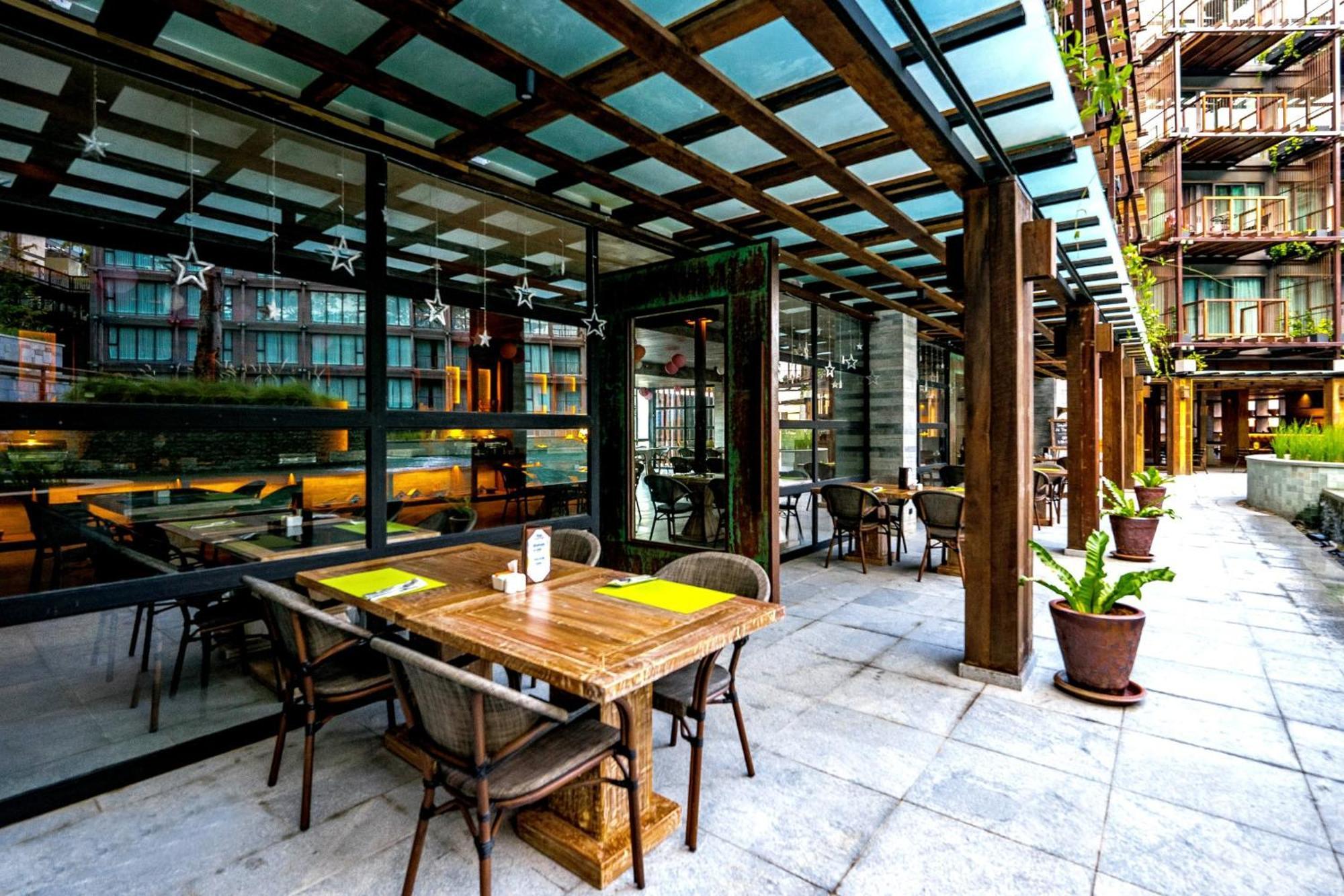 Dinso Resort & Villas Phuket, Vignette Collection By Ihg Patong Exterior foto